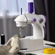 Mini Máquina de Costura Portátil Elétrica Bivolt - Imagem 4