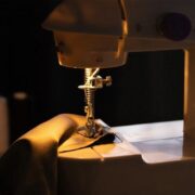 Mini Máquina de Costura Portátil Elétrica Bivolt - Imagem 5