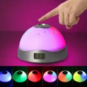 RELOGIO PROJETOR LUMINARIA CEU ESTRELADO DESPERTADOR INFANTIL ABAJUR LUZ NOTURNA ASTRONAUTA GALAXIA LED - Imagem 4