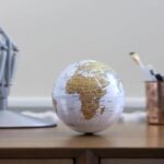 GLOBO TERRESTRE MAPA MUNDI ILUMINADO LUMINARIA GIRATORIA LED INFANTIL ADULTO DECORAÇÃO ESCRITORIO SALA QUARTO BRANCO