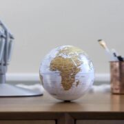 GLOBO TERRESTRE MAPA MUNDI ILUMINADO LUMINARIA GIRATORIA LED INFANTIL ADULTO DECORAÇÃO ESCRITORIO SALA QUARTO BRANCO