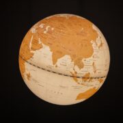 GLOBO TERRESTRE MAPA MUNDI ILUMINADO LUMINARIA GIRATORIA LED INFANTIL ADULTO DECORAÇÃO ESCRITORIO SALA QUARTO BRANCO - Imagem 5