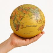 GLOBO ESFERA EDUCATIVA ILUMINADA COM BASE ROTATIVA DECORACAO INFANTIL OU AMBIENTE DE ESTUDOS ESCRITORIO AMARELO - Imagem 5