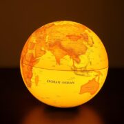 GLOBO TERRESTRE LUMINARIA DECORATIVA MAPA MUNDI ILUMINACAO LED E MOVIMENTO AUTOMATICO ESCRITORIO QUARTO SALA VINTAGE VERDE - Imagem 4